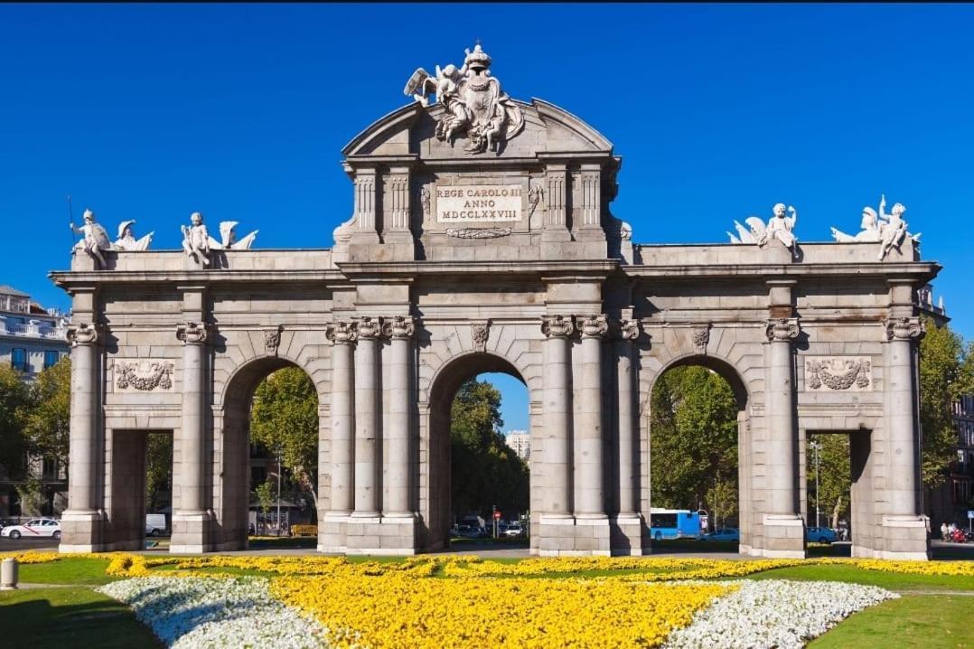 Hostal Vara Madrid Kültér fotó